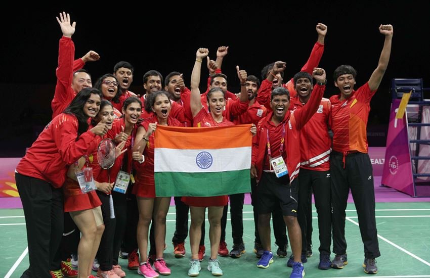 Badminton - Gold Coast 2018 Commonwealth Games: गोल्‍ड जीतने के बाद टीम के साथ साइना नेहवाल। 