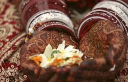 दूल्हे के बारे में पता करने के लिए जासूसों की सेवा ले रही हैं इंडियन दुल्हनें