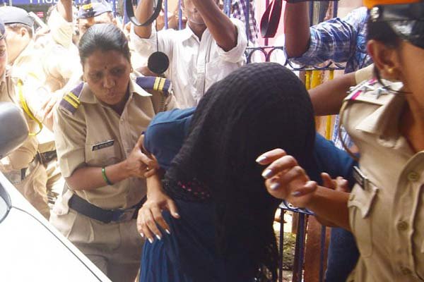 शनिवार को पूछताछ के लिए मुंबई के खार पुलिस स्टेशन लाई गईं इंद्राणी मुखर्जी। (Source: Express photo by Dilip Kagda)