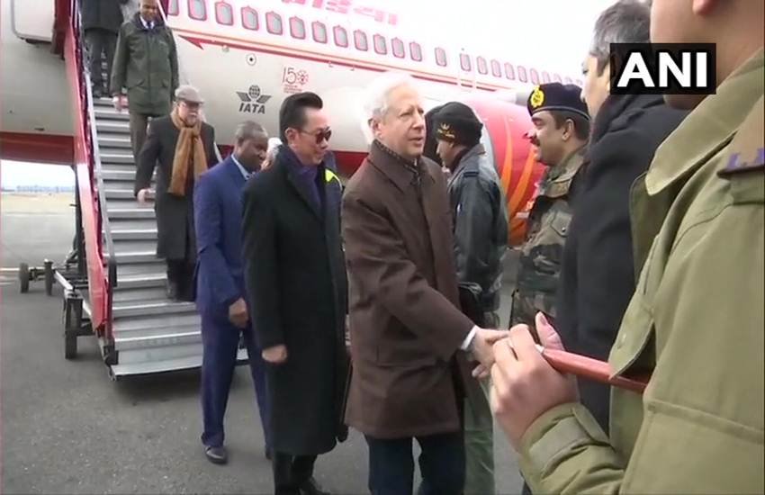 जम्मू-कश्मीर से विशेष राज्य का दर्जा वापस लेने के बाद अमेरिका सहित 16 देशों के दूत स्थिति का मुआयना करने श्रीनगर पहुंचे( फोटो-पीटीआई) जम्मू-कश्मीर से विशेष राज्य का दर्जा वापस लेने के बाद अमेरिका सहित 16 देशों के दूत स्थिति का मुआयना करने श्रीनगर पहुंचे( फोटो-पीटीआई)