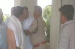 बागी Congress विधायकों को मनाने पहुंचे कमलनाथ के मंत्री जीतू पटवारी, पुलिस संग हुई हाथापाई