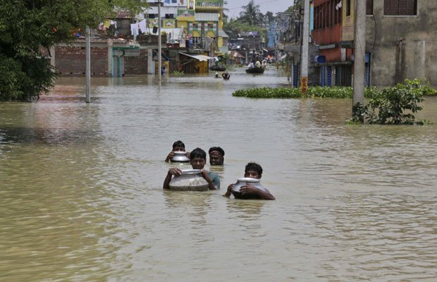 पश्चिम बंगाल में बारिश थमी, राहत पर राजनीति तेज