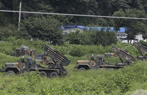 उत्तर कोरिया और दक्षिण कोरिया में तनाव बढ़ने के बाद दक्षिण कोरिया की सेना किसी भी हमले का जवाब देने के लिए तैयार। (एपी फोटो) उत्तर कोरिया और दक्षिण कोरिया में तनाव बढ़ने के बाद दक्षिण कोरिया की सेना किसी भी हमले का जवाब देने के लिए तैयार। (एपी फोटो)