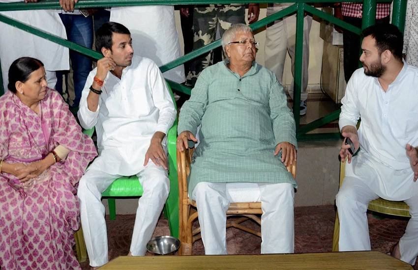 राजद अध्यक्ष लालू यादव के साथ दोनों बेटे तेजप्रताप और तेजस्वी। साथ में पत्नी राबड़ी देवी।