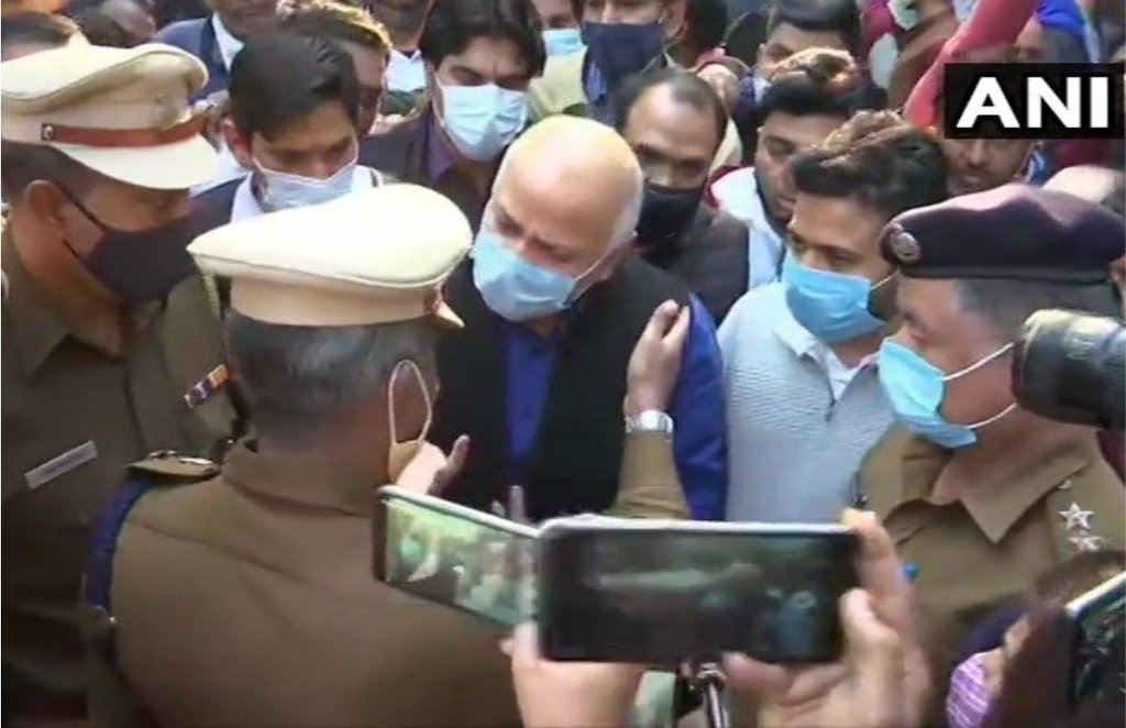 CM केजरीवाल नजरबंद? DP से हुई मनीष सिसोदिया की बहस, बोले- कौन मिलेगा, कौन नहीं…ये पुलिस तय करेगी?