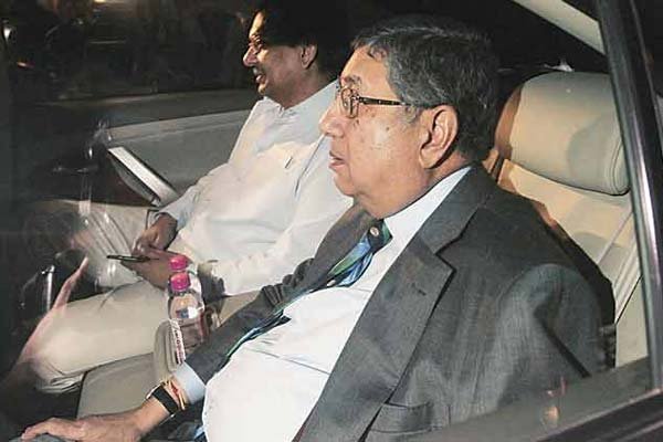 सुप्रीम कोर्ट ने आइपीएल स्पॉट फिक्सिंग प्रकरण के बाद श्रीनिवासन के बीसीसीआइ अध्यक्ष पद का चुनाव लड़ने पर रोक लगा दी थी।