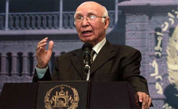 पाकिस्तान, भारत-पाक बातचीत, एनएसए स्तर की बातचीत, india, pakistan, nsa talks, sartaj leaders, sartaj aziz reception party, hurriyat leaders, pakistan hurriyat leaders, syed ali shah geelani, umar farooq, india news