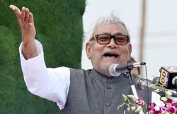 जहां पूरा बिहार पैकेज की खुशियां मना रहा, नीतीश भाग कर आ गए हैं दिल्ली