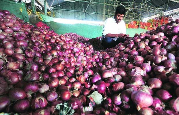बाजार को सरकारों ने लूट की खुली छूट दी। चूंकि किसानों की फसल के दाम सरकार तय करती है और कभी-कभी बाजार और व्यापारी तय करते हैं। फाइल फोटो)