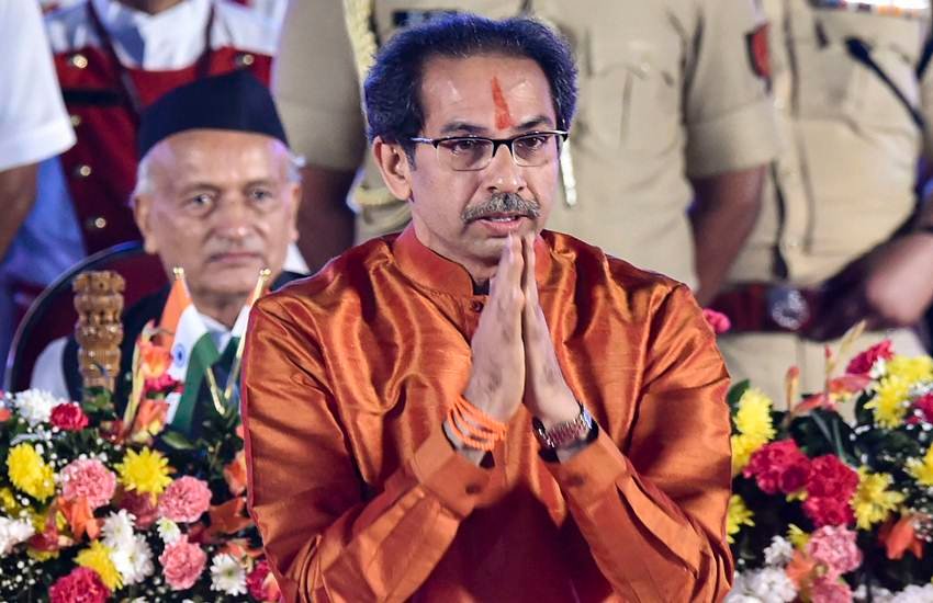 महाराष्ट्र CM पद की शपथ लेने के बाद उद्धव ने कुछ यूं प्रणाम कर जनता का अभिवादन स्वीकारा। (फोटोः पीटीआई)
