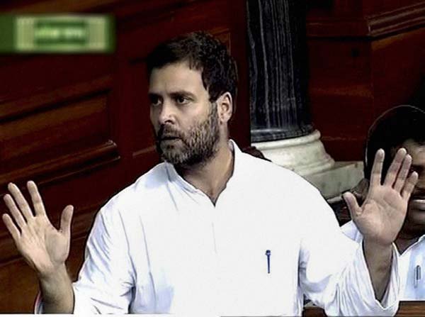 राहुल गांधी, सुषमा स्वराज, ललितगेट, पीएम नरेंद्र मोदी, राहुल गांधी नोट, राहुल गांधी पर्ची, rahul gandhi, rahul gandhi notes, rahul gandhi protest against BJP, sonia gandhi