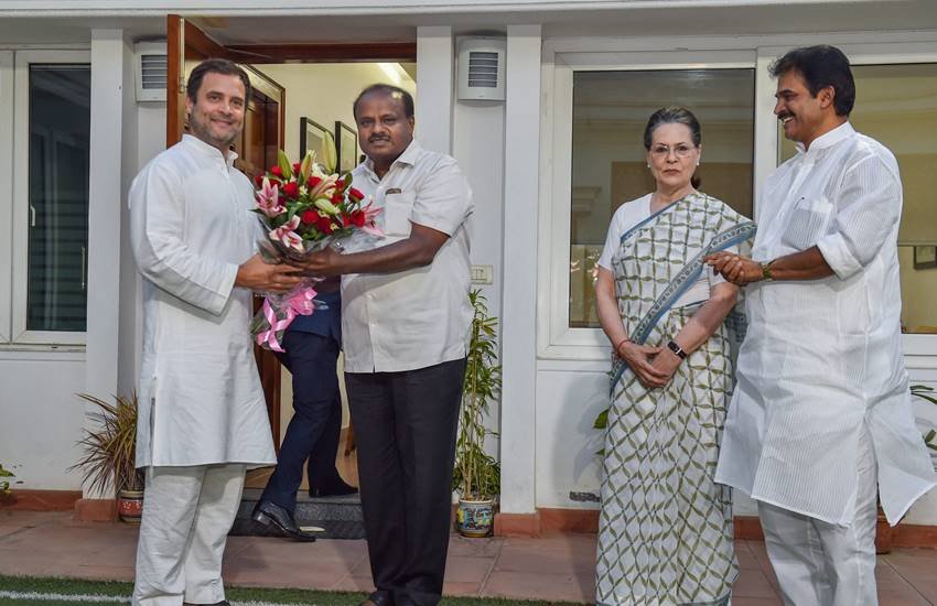 कांग्रेस अध्‍यक्ष राहुल गांधी के साथ कर्नाटक के मुख्‍यमंत्री एचडी कुमारस्‍वामी और यूपीए चेयरपर्सन सोनिया गांधी। (Photo: PTI)