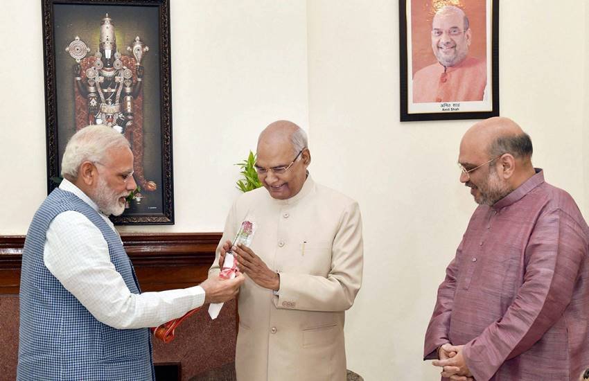 भावी राष्ट्रपति रामनाथ सिंह को चुनाव में जीत की बधाई देते प्रधानमंत्री नरेंद्र मोदी। साथ में हैं भाजपा अध्यक्ष अमित शाह। (फोटो-PTI)