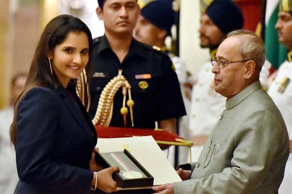 टेनिस खिलाड़ सानिया मिर्जा को राष्ट्रपति प्रणब मुखर्जी 'राजीव गांधी खेल रत्न' पुरस्कार देते हुए। (पीटीआई फोटो) टेनिस खिलाड़ सानिया मिर्जा को राष्ट्रपति प्रणब मुखर्जी 'राजीव गांधी खेल रत्न' पुरस्कार देते हुए। (पीटीआई फोटो)