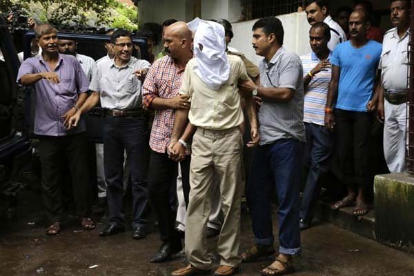 पुलिस ने दावा किया कि इंद्राणी मुखर्जी के पूर्व पति संजीव खन्ना ने तीनों आरोपियों की संयुक्त रूप से पूछताछ के दौरान इस मामले में अपनी संलिप्तता स्वीकार कर ली। (एपी फोटो)