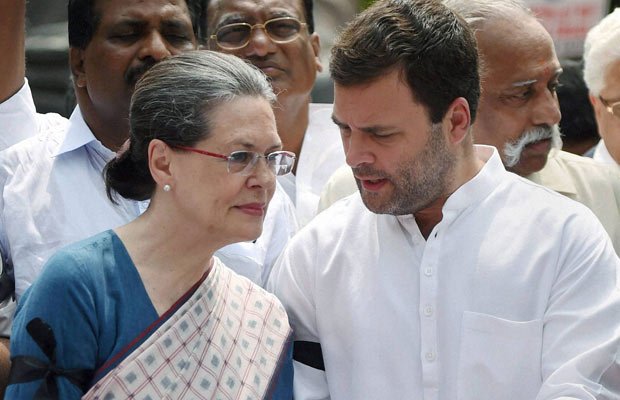 कांग्रेस अध्यक्ष सोनिया गाधी और उपाध्यक्ष राहुल गांधी एक-दूसरे से मंत्रणा करते हुए। (पीटीआई फोटो)