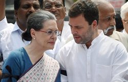 संसद परिसर में सोनिया, राहुल ने दिया धरना: ‘वी वांट जस्टिस, तानाशाह शर्म करो’ के लगे नारे