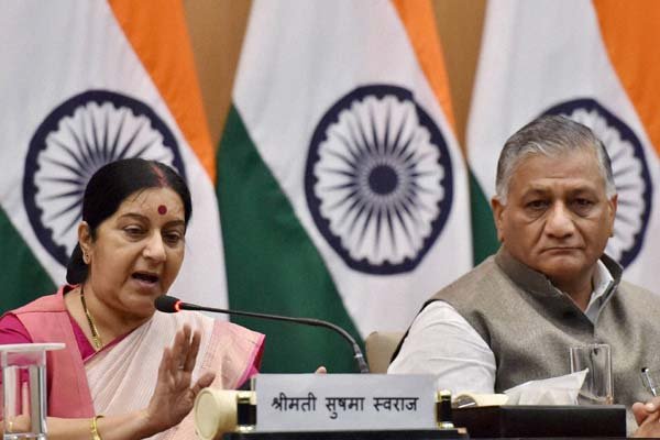 नई दिल्ली में सोमवार को प्रेस कांफ्रेंस में विदेश मंत्री सुषमा स्वराज और विदेश राज्य मंत्री वीके सिंह ‘विश्व हिंदी सम्मेलन’ के बारे में जानकारी देते हुए। (पीटीआई फोटो)