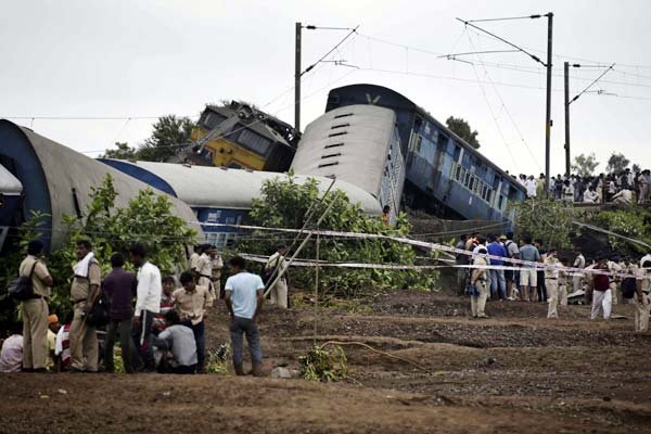 5 अगस्त 2015 को मध्यप्रदेश में हरदा के निकट हुए ट्रेन हादसे की एक तस्वीर। (पीटीआई फोटो)