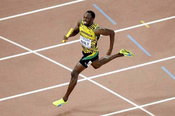 उसेन बोल्ट ने जमैका की चार गुणा 100 मीटर दौड़ की टीम की अगुआई करके विश्व एथलेटिक्स चैंपियनशिप में अपना तीसरा स्वर्ण पदक जीता। (फोटो-एपी) उसेन बोल्ट ने जमैका की चार गुणा 100 मीटर दौड़ की टीम की अगुआई करके विश्व एथलेटिक्स चैंपियनशिप में अपना तीसरा स्वर्ण पदक जीता। (फोटो-एपी)