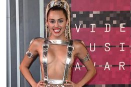 माइली सायरस, हॉलीवुड अभिनेत्री माइली सायरस, हॉलीवुड, miley cyrus, mtv vmas 2015, mtv video music awards 2015, miley cyrus at mtv vmas 2015, miley cyrus vmas outfits, hollywood, entertainment