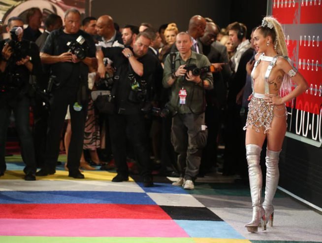 माइली सायरस, हॉलीवुड अभिनेत्री माइली सायरस, हॉलीवुड, miley cyrus, mtv vmas 2015, mtv video music awards 2015, miley cyrus at mtv vmas 2015, miley cyrus vmas outfits, hollywood, entertainment