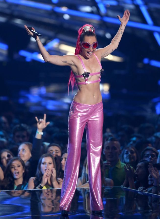 माइली सायरस, हॉलीवुड अभिनेत्री माइली सायरस, हॉलीवुड, miley cyrus, mtv vmas 2015, mtv video music awards 2015, miley cyrus at mtv vmas 2015, miley cyrus vmas outfits, hollywood, entertainment