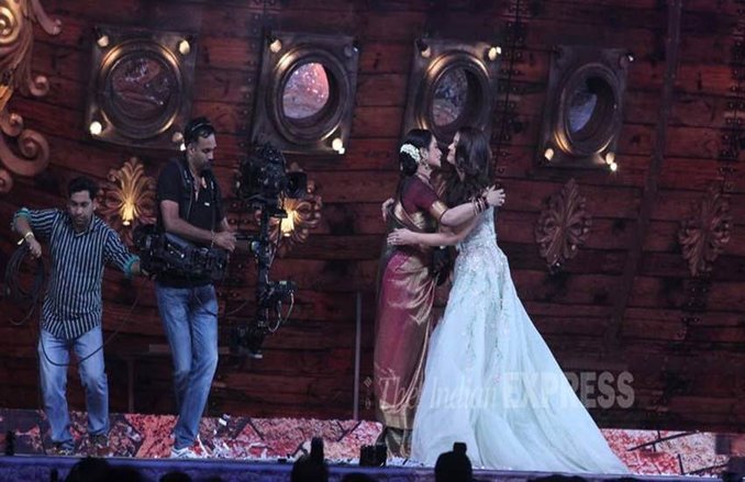 VIDEO: Stardust Awards में जब एश्वर्या ने रेखा को कहा मां, तब ऐसा था अमिताभ का रिएक्शन