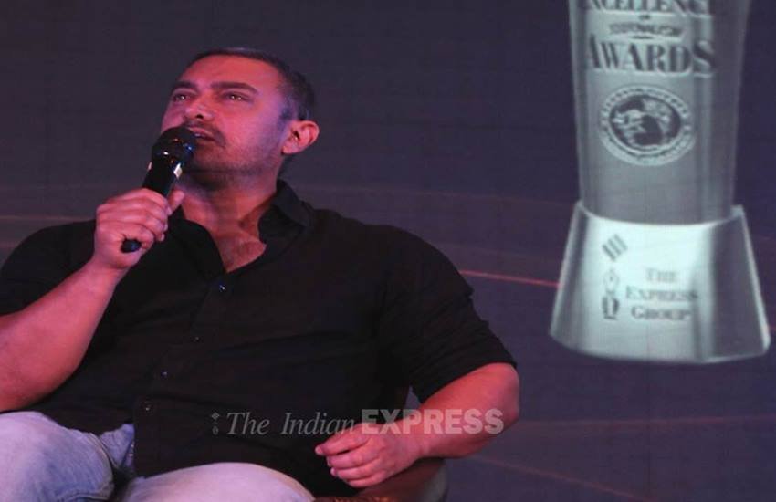 ऋषि कपूर से पहले अनुपम खेर ने आमिर खान पर निशाना साधते हुए कहा था, क्‍या आपने किरण से पूछा था कि वह किस देश में जाना पसंद करेंगी? 