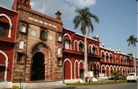 aligarh muslim university, jamia millia university, minority statue, HRD ministry, smriti irani, thawar chand gehlot, अलीगढ़ मुस्लिम यूनिवर्सिटी, अल्‍पसंख्‍यक संस्‍थान, थावरचंद गहलोत, स्‍मृति ईरानी