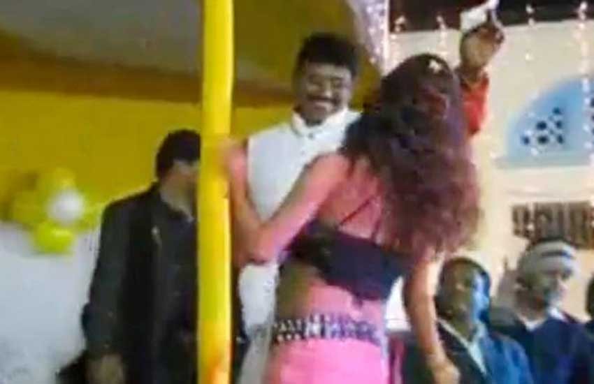 बिहार विधानसभा चुनाव के प्रचार प्रसार में लगे राजनेताओं के बारे में एक के बाद एक विवादित मुद्दे सामने आ रहे हैं।