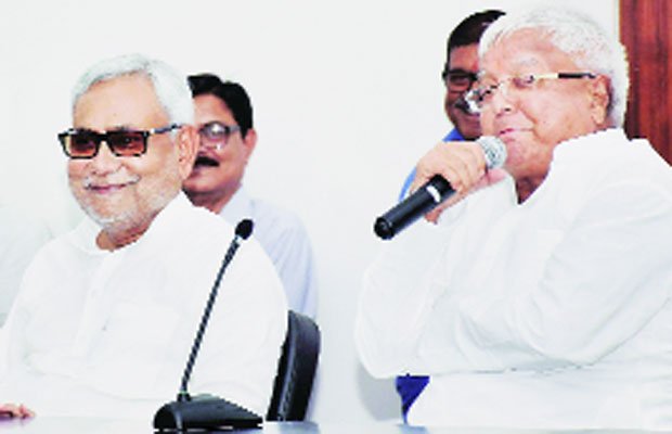 नीतीश कुमार, लालू प्रसाद यादव, नीतीश लालू, बिहार, बिहार विधानसभा चुनाव, बिहार चुनाव 2015, कांग्रेस, जेडीयू आरजेडी, bihar, bihar assembly election 2015, bihar assembly polls 2015, congress, jdu-rjd, jd(u), rjd, congress, bihar assembly elections, bihar elections, ncp, nitish kumar, lalu prasad, india news, nation news