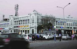कनाट प्लेस के पास बहुमंजिला इमारत में लगी आग, मचा हड़कंप