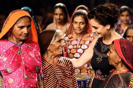 लेक्मे फैशन वीक, शाहिद कपूर, फैशन शो, मीरा यादव, मंदिर वेदी, mandira vedi, shahid kapoor, meera yadab, lakme fashion week