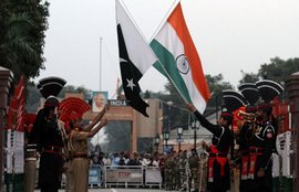 स्वतंत्रता दिवस, 15 अगस्त, वाघा सीमा, बीएसएफ, पाक रेंजर्स, india pakistan, independence day, gurdaspur attack, udhampur attack, india terrorist attacks, india news, india pakistan sweets, indo pak relations