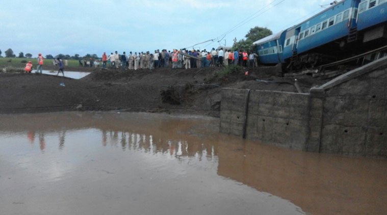 कामायनी एक्सप्रेस, ट्रेन हादसा, मध्यप्रदेश, जनता एक्सप्रेस, kamayani express, train accident, train derailed, train accident news, madhya pradesh, janata express, mp train accident, janata express derailed, train accident helpline numbers, train accident death toll
