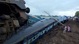 कामायनी एक्सप्रेस, ट्रेन हादसा, मध्यप्रदेश, जनता एक्सप्रेस, kamayani express, train accident, train derailed, train accident news, madhya pradesh, janata express, mp train accident, janata express derailed, train accident helpline numbers, train accident death toll