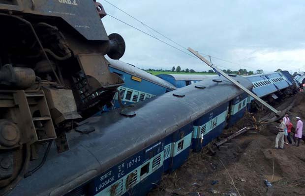 कामायनी एक्सप्रेस, ट्रेन हादसा, मध्यप्रदेश, जनता एक्सप्रेस, kamayani express, train accident, train derailed, train accident news, madhya pradesh, janata express, mp train accident, janata express derailed, train accident helpline numbers, train accident death toll