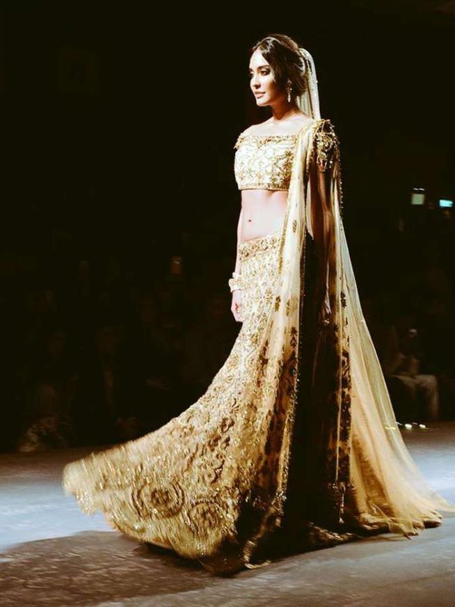 athiya shetty, sooraj pancholi, actress athiya shetty athiya shetty on ramp, IFBW, indian bridal fashion week, athiya shetty sooraj pancholi, sooraj pancholi on ramp, lisa haydon, athiya shetty pics, sooraj pancholi, entertainment, bollywood