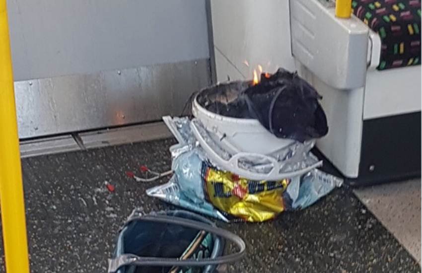 लंदन मेट्रो स्टेशन परिसर में धमाके की शुरुआती तस्वीर। (AP Photo) लंदन मेट्रो स्टेशन परिसर में धमाके की शुरुआती तस्वीर। (AP Photo)