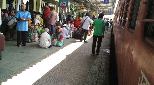 कामायनी एक्सप्रेस, ट्रेन हादसा, मध्यप्रदेश, जनता एक्सप्रेस, kamayani express, train accident, train derailed, train accident news, madhya pradesh, janata express, mp train accident, janata express derailed, train accident helpline numbers, train accident death toll