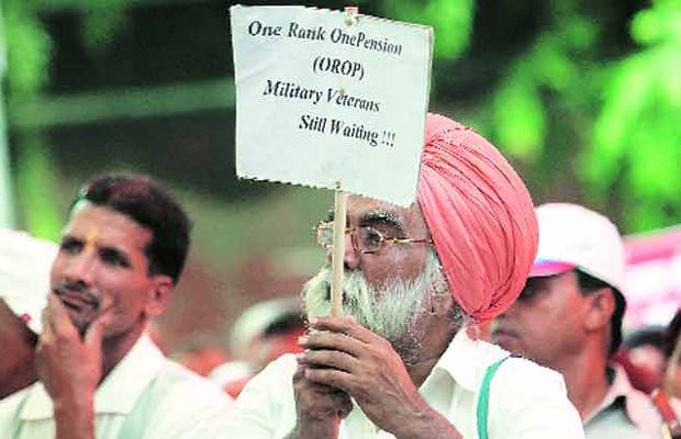 जंतर-मंतर से जबरन हटाए गए पूर्व सैनिक, ‘वन रैंक वन पेंशन’ को लेकर दे रहे थे धरना