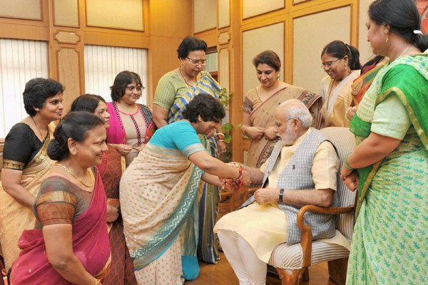 रक्षाबंधन, केजरीवाल, नरेंद्र मोदी, सुषमा स्वराज, नीतीश कुमार, प्रणव मुखर्जी, raksha bandhan, narendra modi, shushma swaraj, nitesh kumar, pranab mukhergee