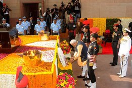 प्रधानमंत्री नरेंद्र मोदी, शहीद, श्रद्धांजलि, ऐतिहासिक युद्ध, sonia gandhi, pm narendra modi, martyr, 1965war