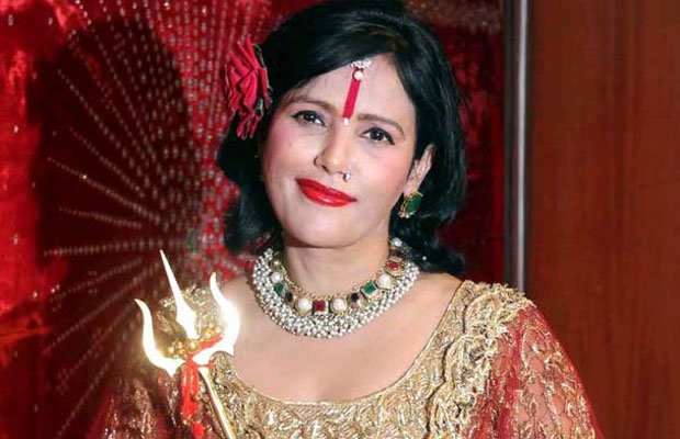 होठों पर लाली, हाथों में त्रिशूल लिए थाने पहुंचीं राधे मां, पुलिस ने किया पूछताछ