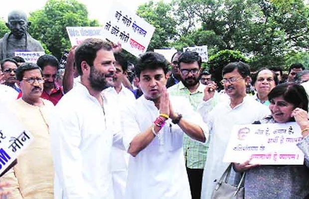 नरेंद्र मोदी में हिम्मत की कमी: राहुल गांधी