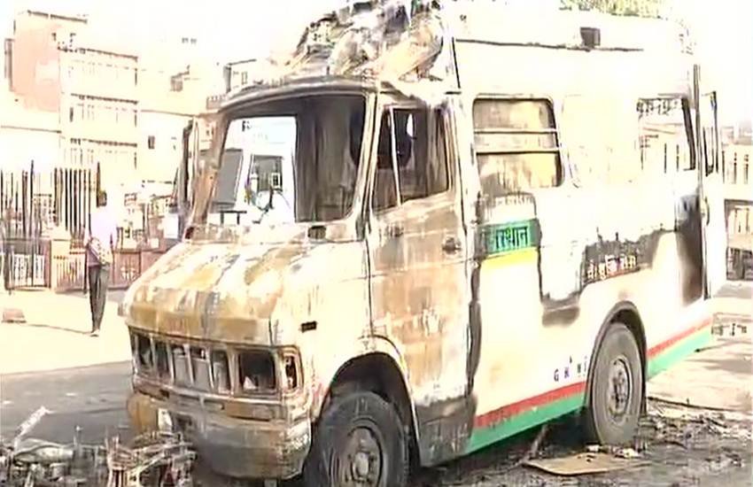 भीड़ ने पुलिस की चेतक जीप और एक 108 एंबुलेंस को आग के हवाले कर दिया।