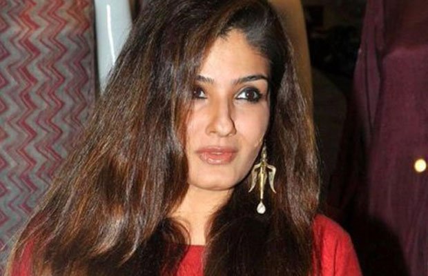 रवीना टंडन, रवीना टंडन वीडियो, स्वतंत्रता दिवस, raveena tandon, raveena tandon news, independence day, raveena tandon fans misbehave, raveena tandon fans padding comments, raveena tandon independence day, raveena tandon movies, raveena tandon photos, raveena tandon pics, entertainment news