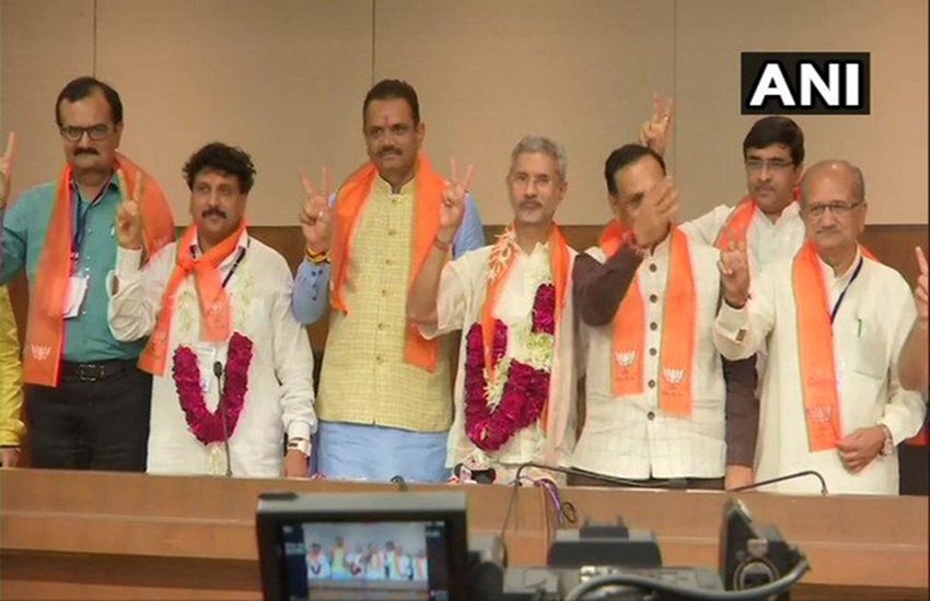 राज्यसभा उप चुनाव जीतने के बाद विदेश मंत्री एस जयशंकर, जुगलजी ठाकोर और गुजरात सीएम विजय रुपाणी। (फोटो-ANI)
