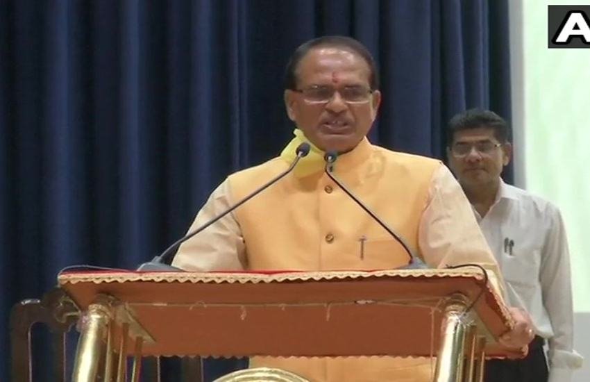 राजभवन में सादे समारोह के दौरान शिवराज सिंह चौहान ने अकेले ही शपथ ली। (फोटोःएएनआई)
